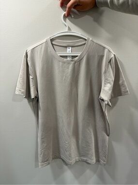 ALO Yoga Men's Short Sleeve Crew T-Shirt in Light Taupe